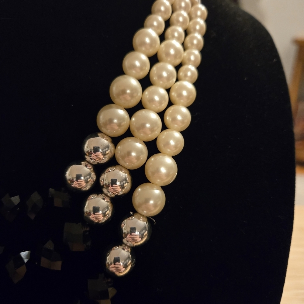 Elegant Pearl and Black Bead Necklace - Picture 2 of 5